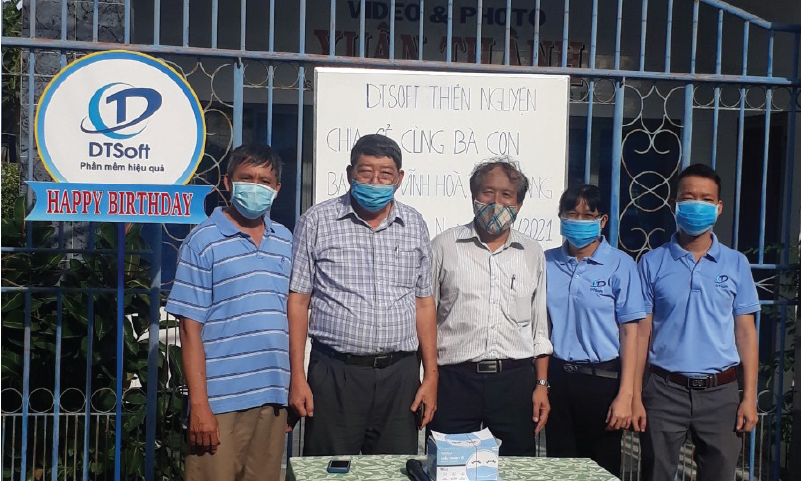 DTSoft tặng hơn 70 phần quà hỗ trợ mùa dịch cho người dân tại Ba Làng, Nha Trang